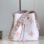 LV By the Pool NEONOE BB