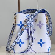 LV By the Pool NEONOE BB