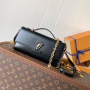 LV Wallet On Chain Capucines