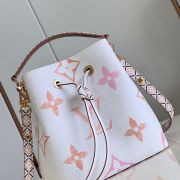 LV By the Pool NEONOE BB