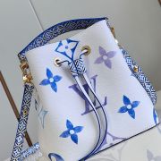 LV By the Pool NEONOE BB