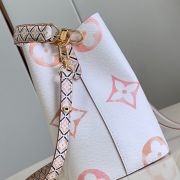 LV By the Pool NEONOE BB