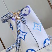 LV By the Pool NEONOE BB