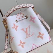 LV By the Pool NEONOE BB