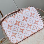 LV By the Pool NEONOE BB