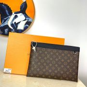 LV Pochette Discovery GM
